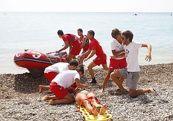 Simulación de un rescate en una playa de Castellón