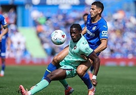 Etta Eyong, ante Abdel Abqar en el Coliseum.