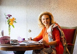 Mayrén Beneyto, en el escritorio donde se sienta a organizar su agenda, con vistas al cauce del río.