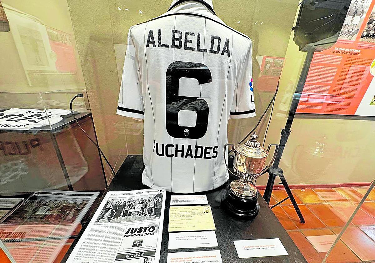 Imagen principal - Camiseta del exjugador de la Pobla de Vallbona, uno de los futbolistas a los que más admiraba Puchades.
