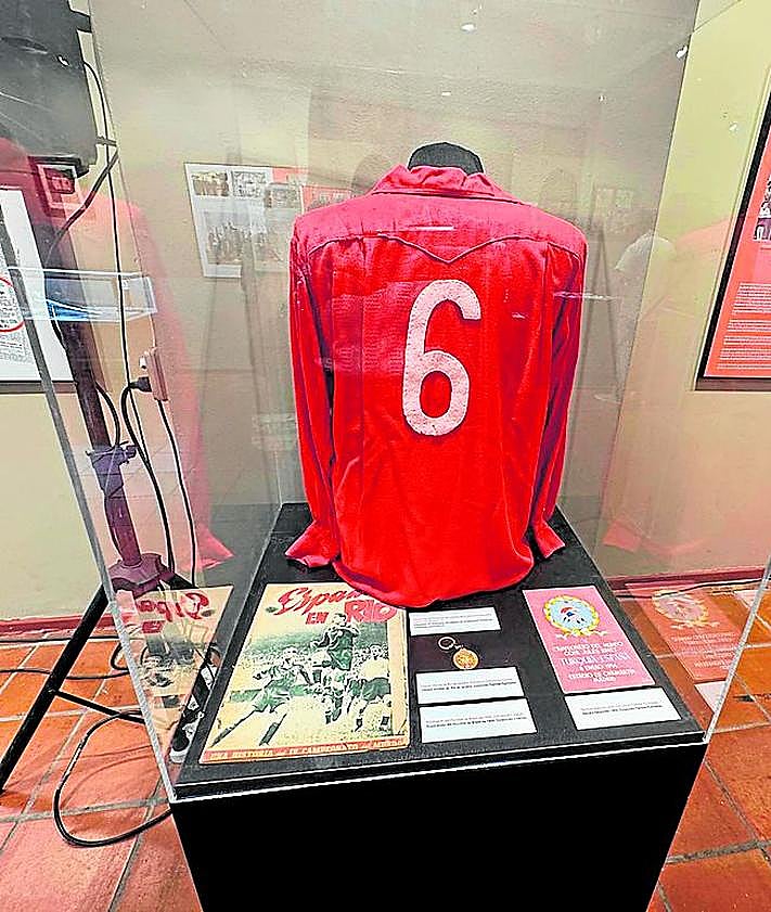 Imagen secundaria 2 - Camiseta del exjugador de la Pobla de Vallbona, uno de los futbolistas a los que más admiraba Puchades.