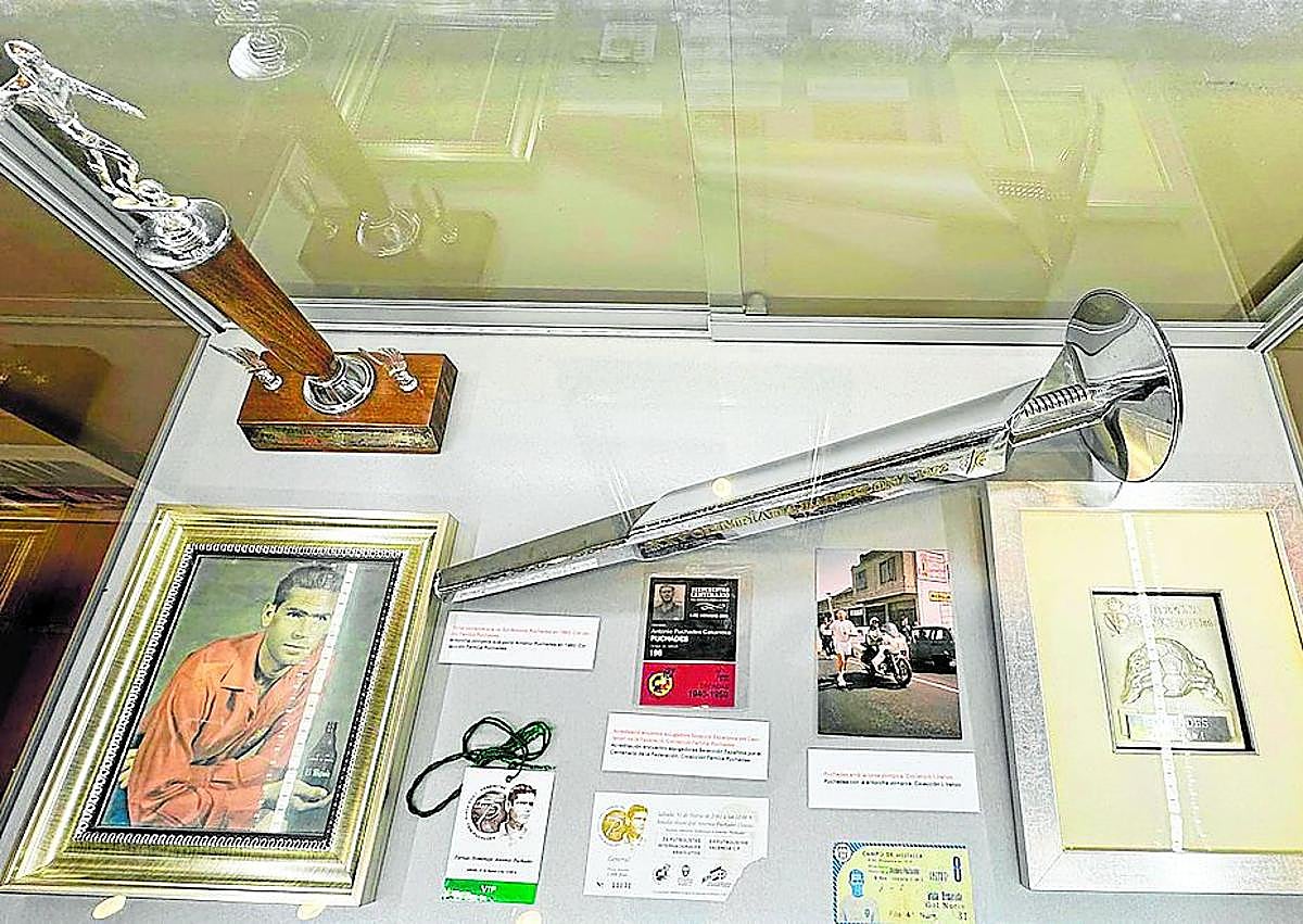 Imagen secundaria 1 - Camiseta del exjugador de la Pobla de Vallbona, uno de los futbolistas a los que más admiraba Puchades.