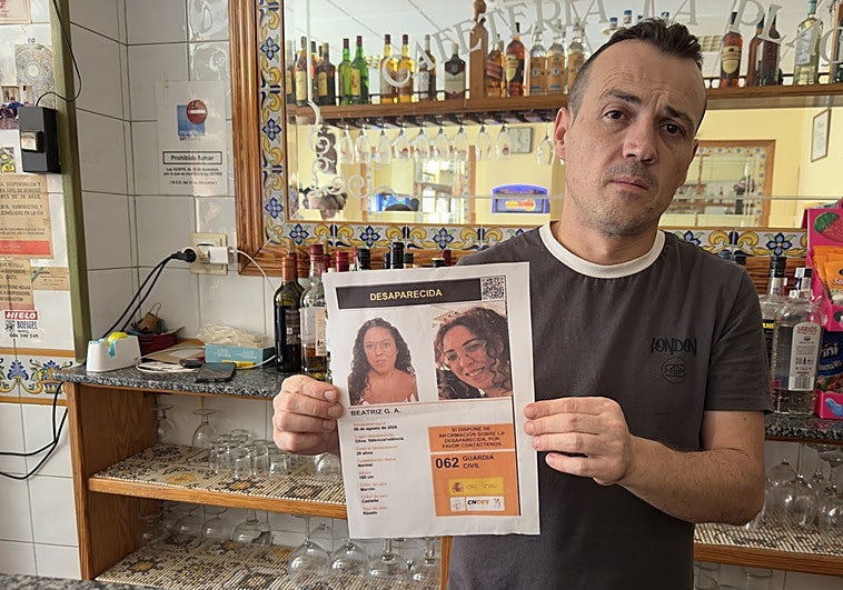 Juanjo, novio de Beatriz, muestra un cartel con la fotografía de la joven desaparecida desde el pasado 9 de agosto.