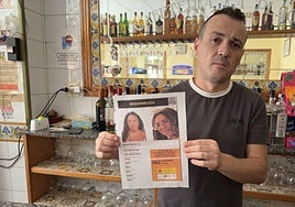 Juanjo, novio de Beatriz, muestra un cartel con la fotografía de la joven desaparecida desde el pasado 9 de agosto.