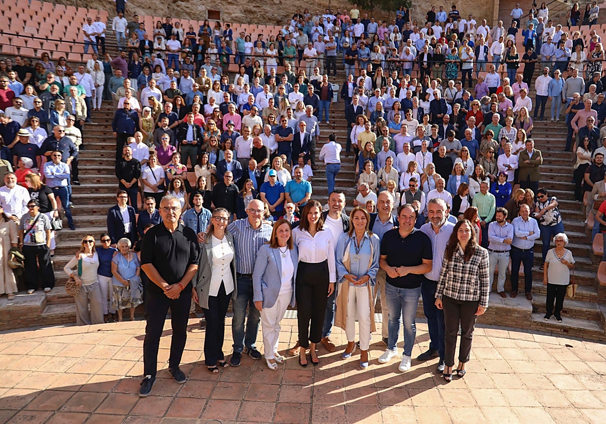 Vicent Mompó, en el centro de la imagen, junto a otros cargos populares.