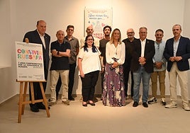 La concejala de Turismo, Paula Llobet, en la exposición de Convivir Russafa.
