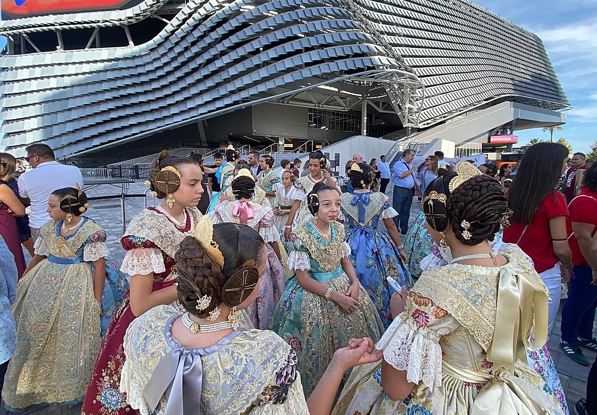 FOTOS | Las mejores imágenes de la gala fallera en el Roig Arena