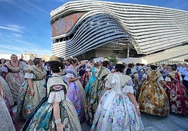 Las candidatas se preparan para acceder al Roig Arena horas antes de la gala de elección.