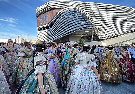 Las candidatas se preparan para acceder al Roig Arena horas antes de la gala de elección.