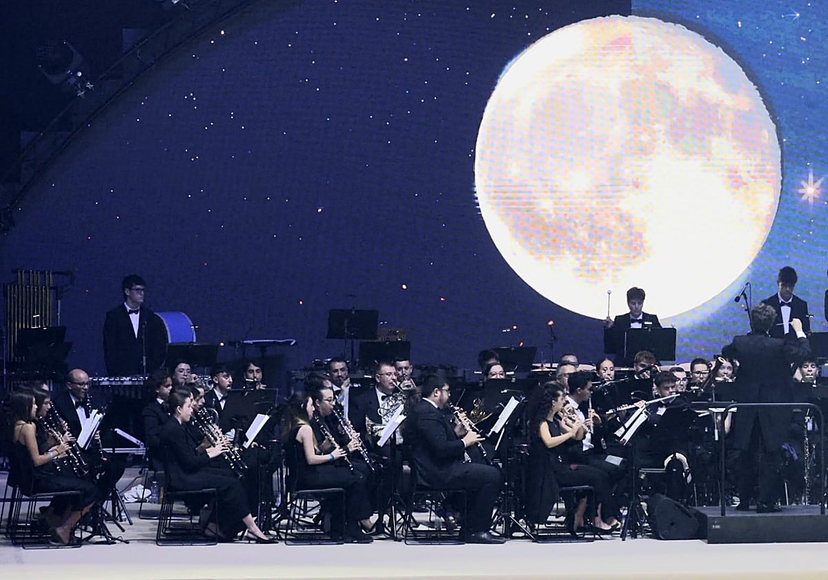 Espectáculo de música y danza en la gala de elección de las cortes de honor de las falleras mayores de Valencia 2026.