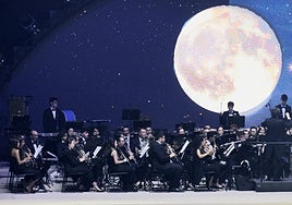 Espectáculo de música y danza en la gala de elección de las cortes de honor de las falleras mayores de Valencia 2026.