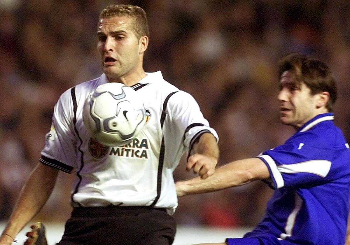 Rubén Baraja, en el último duelo entre Valencia y Oviedo en Mestalla, en el año 2000.