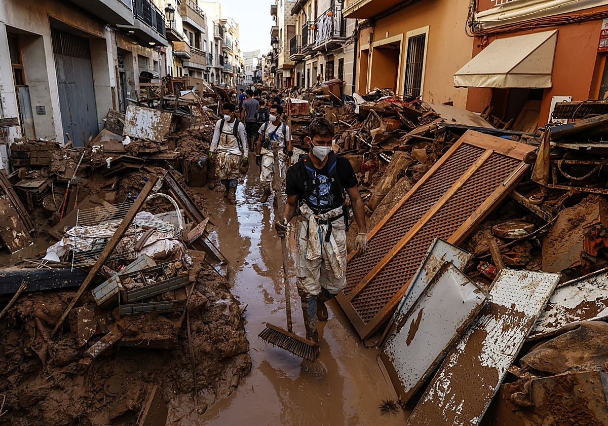 Voluntarios en la zona cero de la dana.