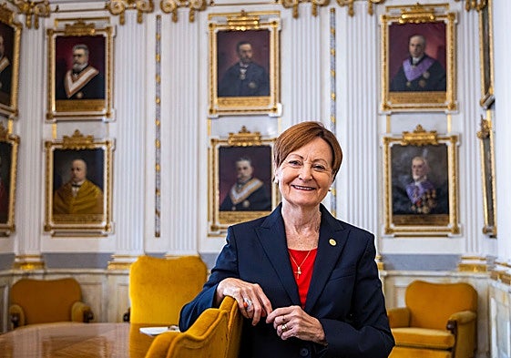 Mavi Mestre en la Sala de Junta del edificio La Nau.