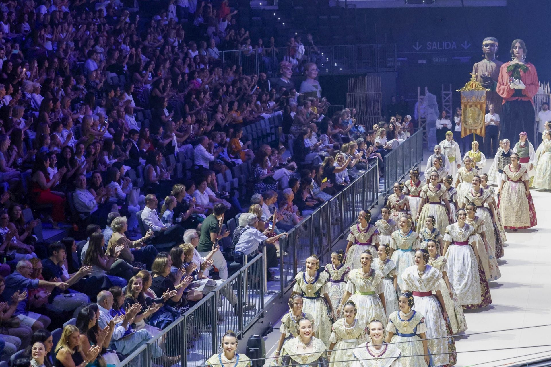 FOTOS | Las mejores imágenes de la gala fallera en el Roig Arena