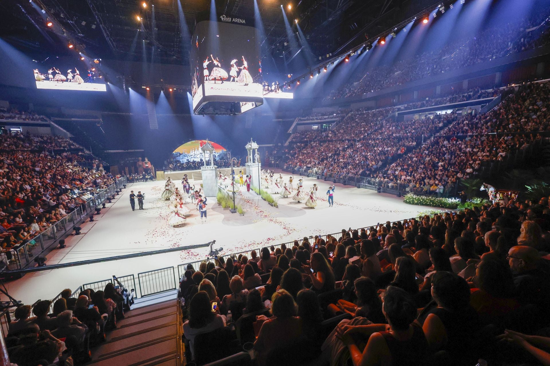 FOTOS | Las mejores imágenes de la gala fallera en el Roig Arena