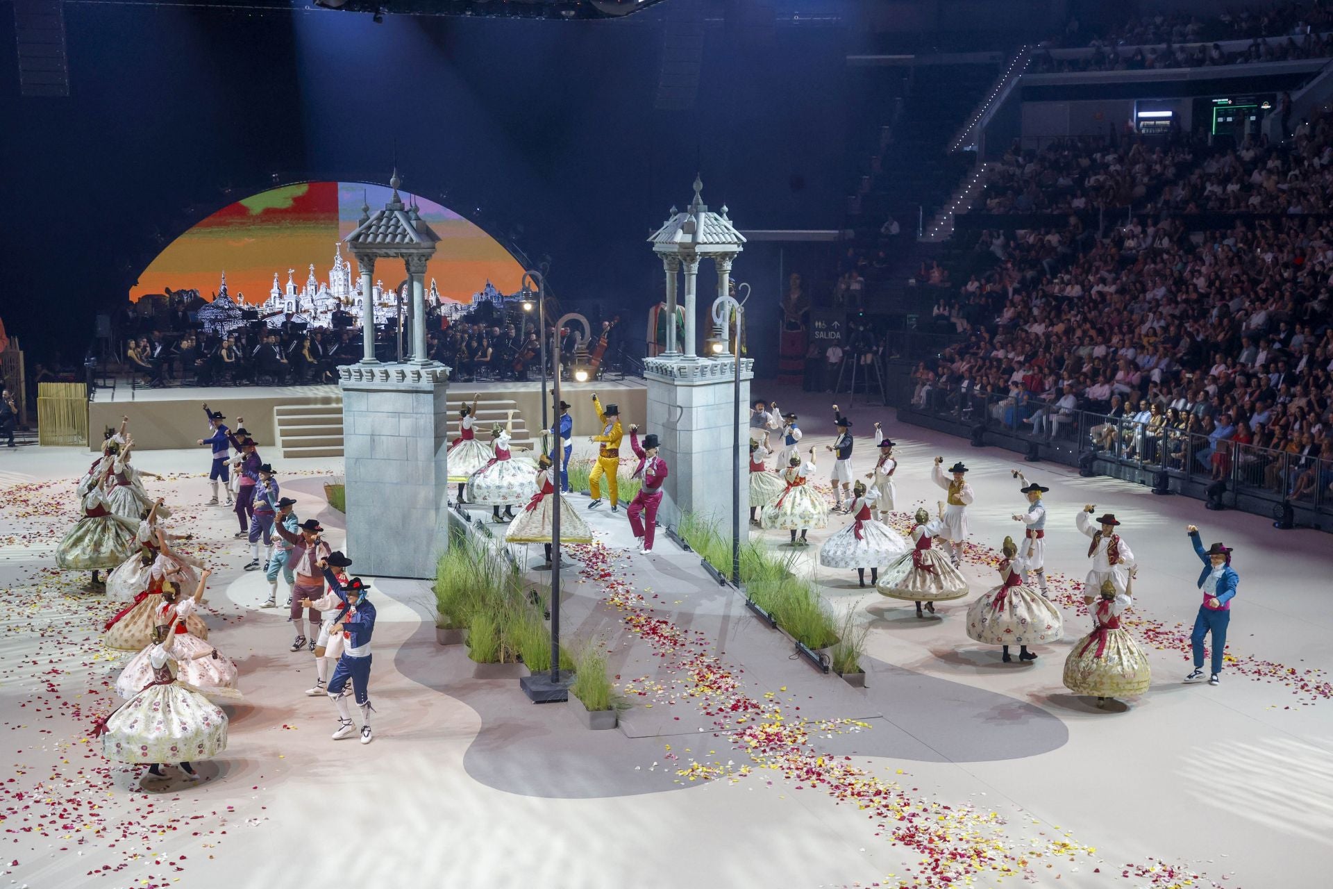 FOTOS | Las mejores imágenes de la gala fallera en el Roig Arena