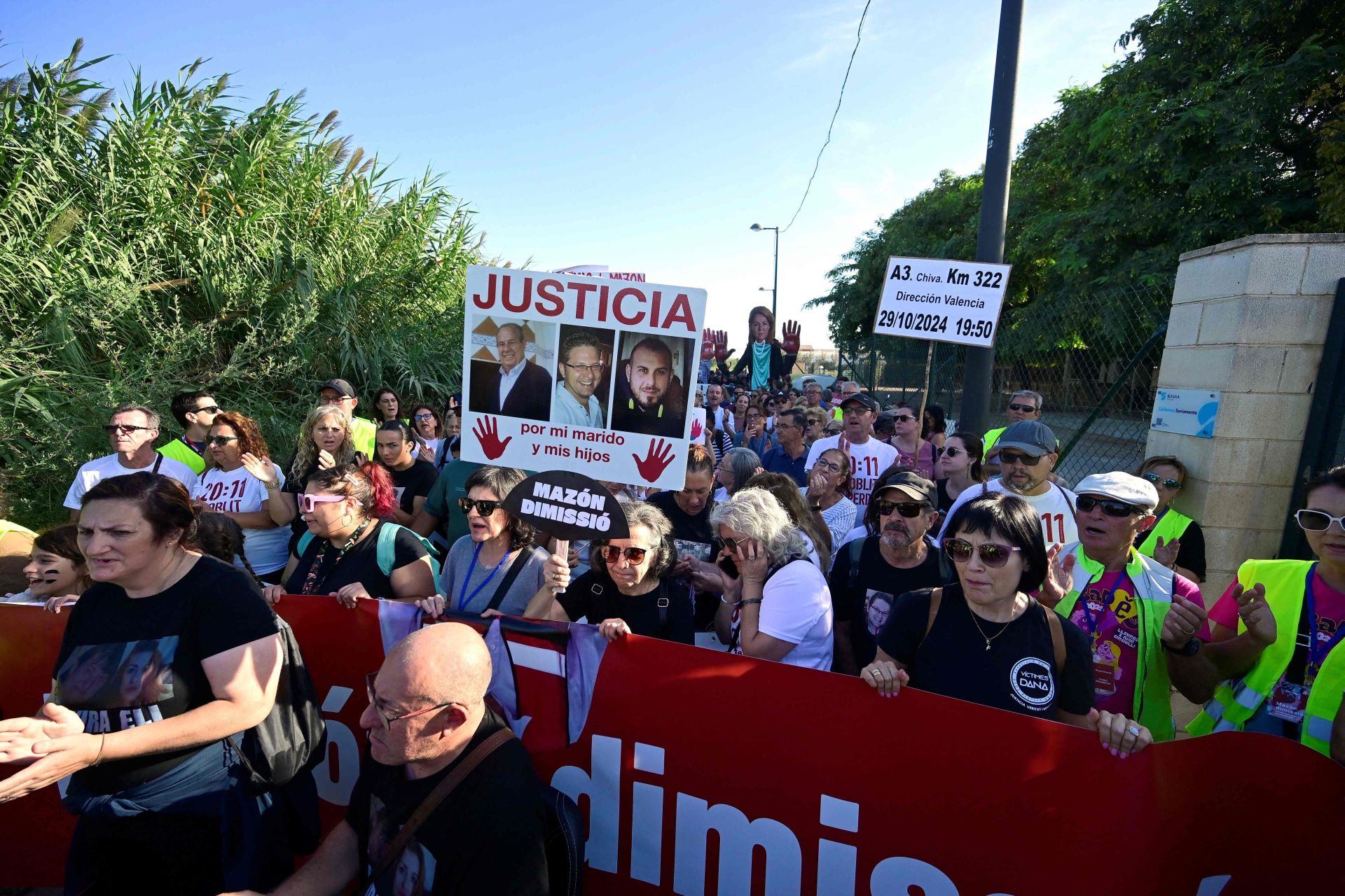 FOTOS | Dos manifestaciones salen desde Paiporta y Valencia para pedir la dimisión de Mazón