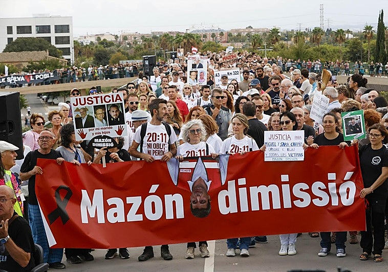 Los familiares de los fallecidos han portado la pancarta que ha encabezado la marcha que se ha iniciado en Paiporta.
