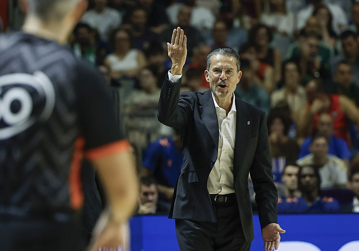 Pedro Martínez, protestando.
