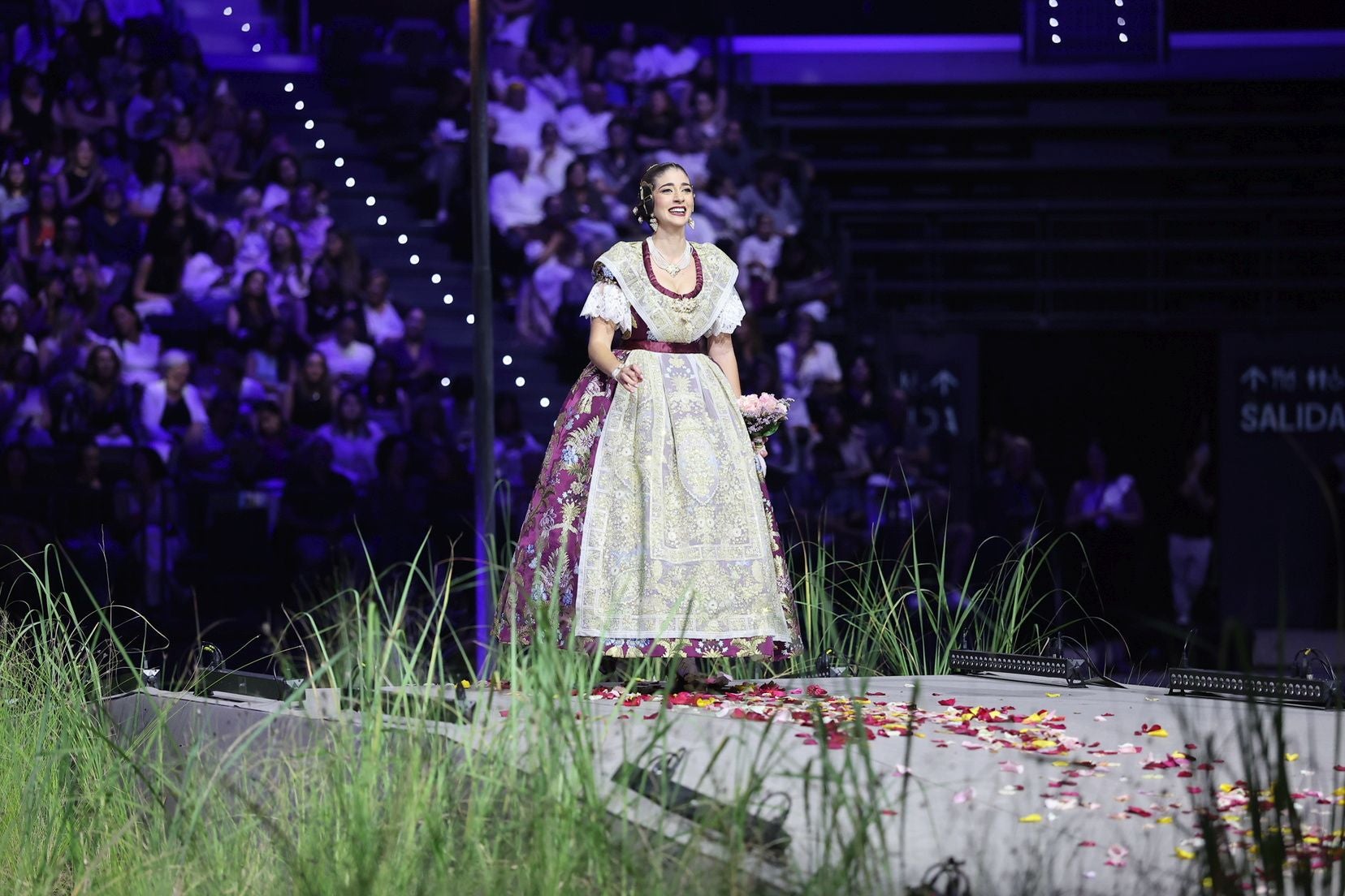 FOTOS | Las mejores imágenes de la gala fallera en el Roig Arena