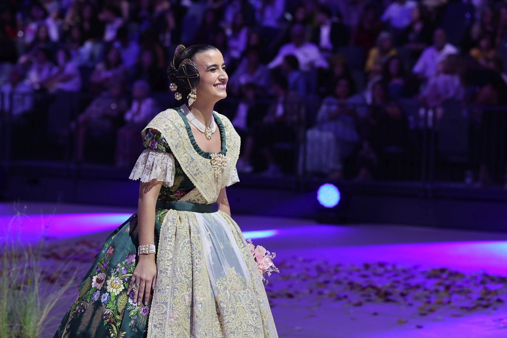 FOTOS | Las mejores imágenes de la gala fallera en el Roig Arena