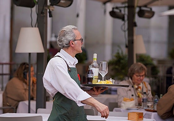 Un camarero se dispone a llevar la comanda a una mesa.