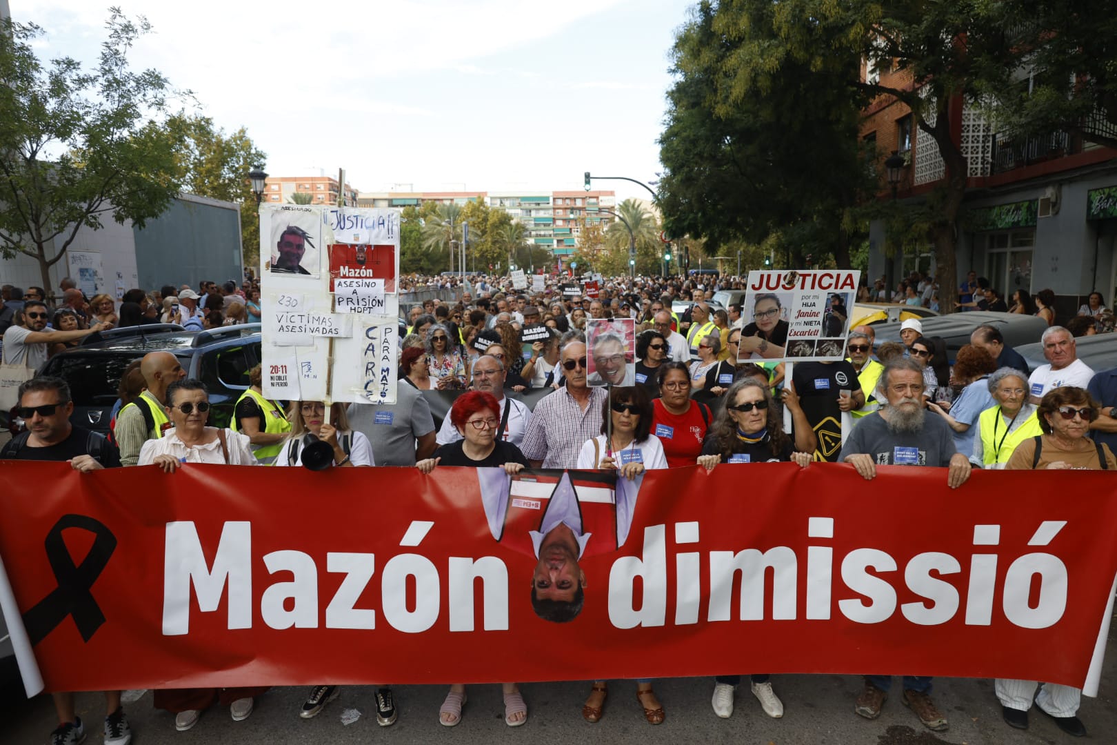 FOTOS | Dos manifestaciones salen desde Paiporta y Valencia para pedir la dimisión de Mazón