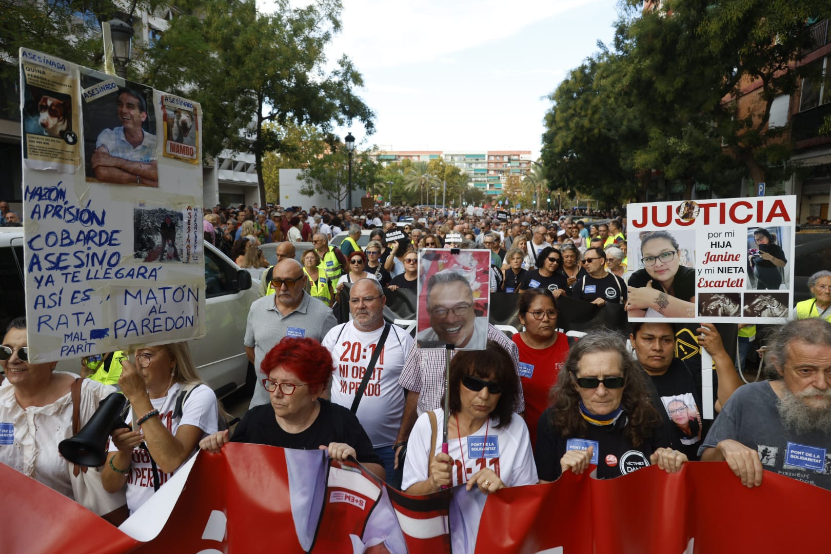 FOTOS | Dos manifestaciones salen desde Paiporta y Valencia para pedir la dimisión de Mazón
