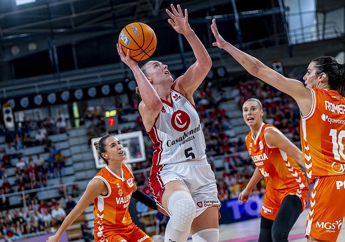 Merrit Hempe, anotando ante el Valencia Basket en la final de la Supercopa.