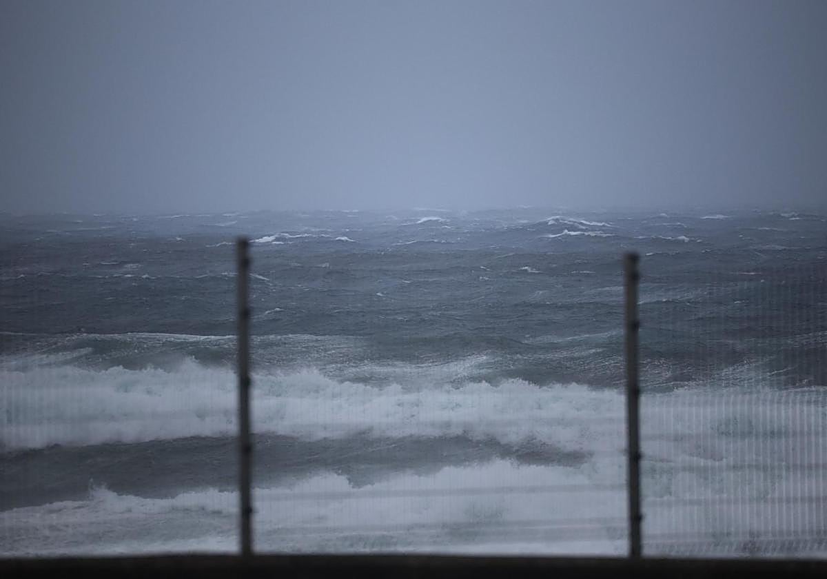 El exhuracán Gabrielle llega desde el Atlántico.