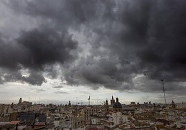 Aemet anuncia chubascos y tormentas muy fuertes o torrenciales para hoy lunes en la Comunitat Valenciana y señala las zonas donde más lloverá