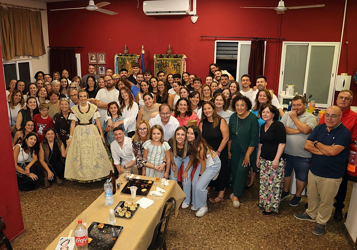 Imagen principal - Marta Capella Guanter, en su casal y con sus padres.