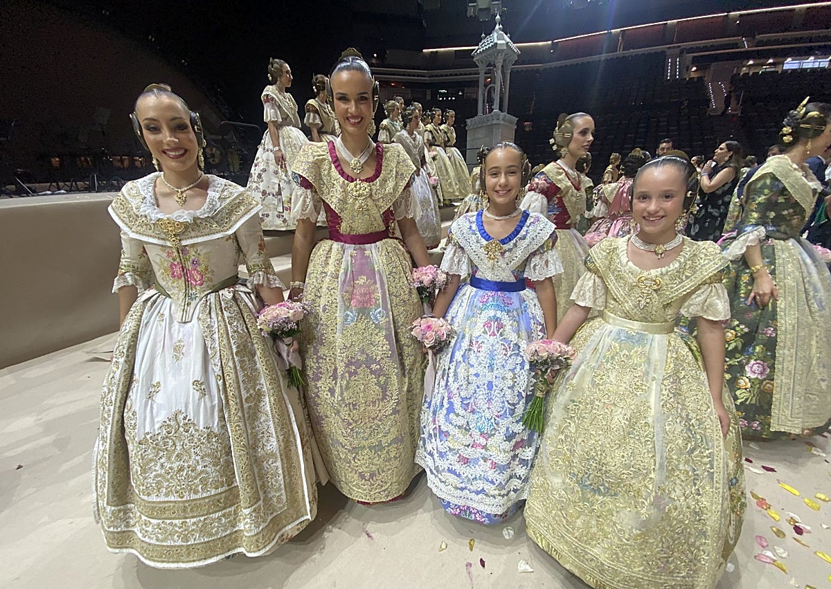 Imagen secundaria 1 - Daniella Borrego, con su madre Bea Pons y sus compañeras de corte 2011; las cuatro integrantes de la Sey-Xerea-El Mercat y María Mahiques y Zoe Molina, de l'Olivereta.