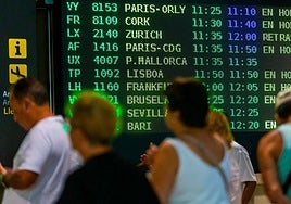 Panel de llegadas del aeropuerto de Manises.