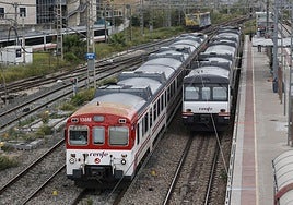 Dos trenes de Cercanías en la estación de San Isidro.