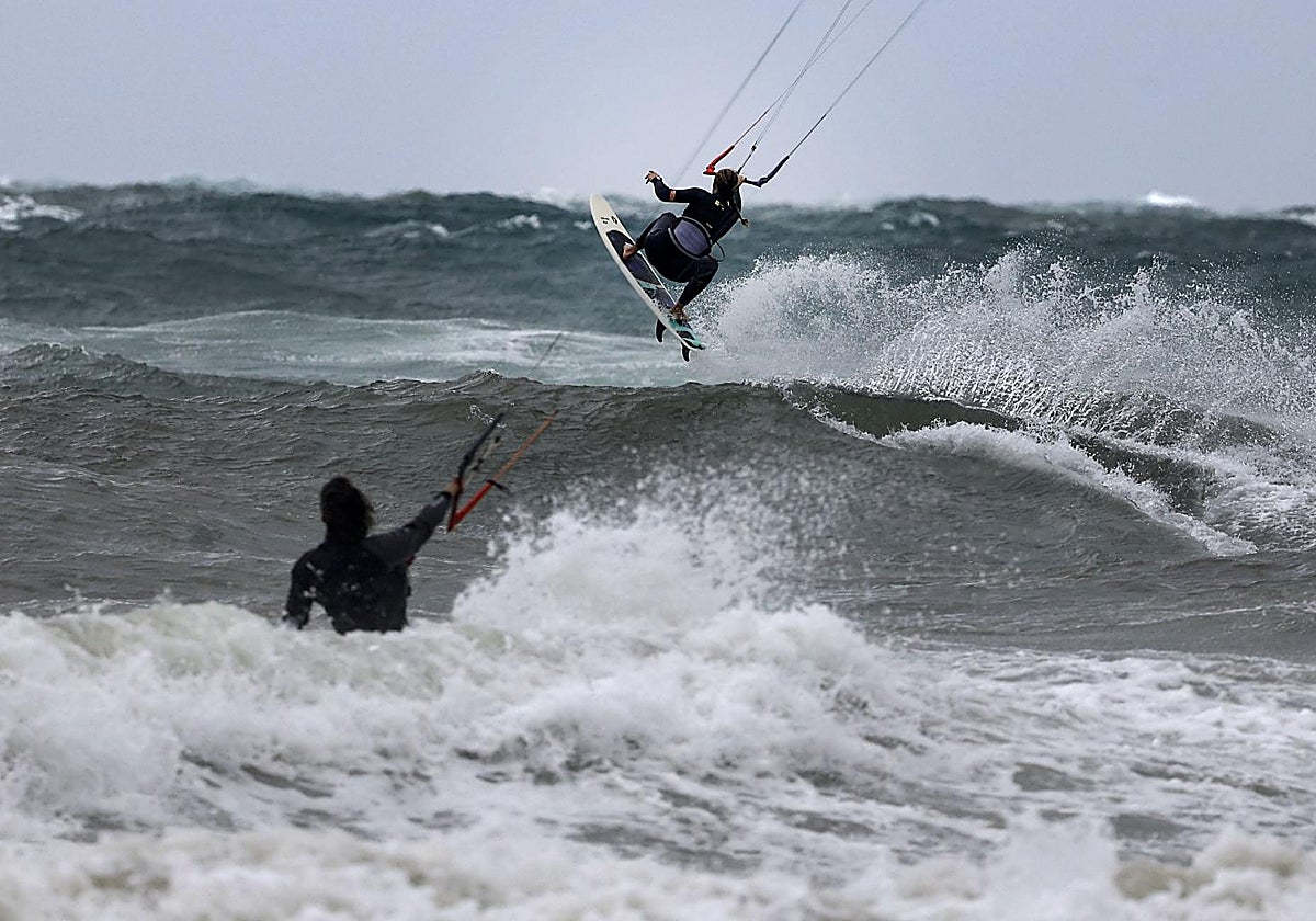 Dos surfistas desafían al mal tiempo en la playa de la Patacona.
