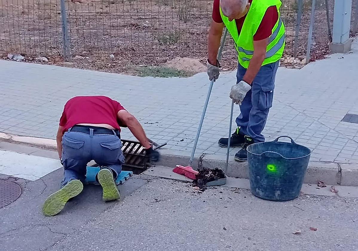 Limpieza de imbornales en l'Alcúdia.