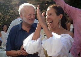 Cuchita Lluch, con su marido, Juan Echanove, con la tarta que conmemoraba su 60 cumpleaños.