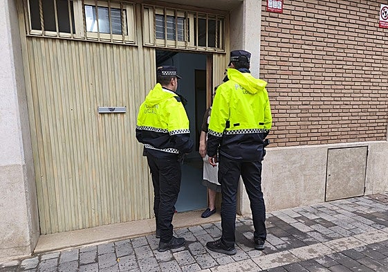 Agentes de la Policía Local de Paiporta van puerta por puerta a avisar a los vecinos más vulnerables.