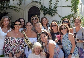 Invitadas al cumpleaños de Cuchita Lluch, que llevaba un vestido blanco y una banda por el aniversario.