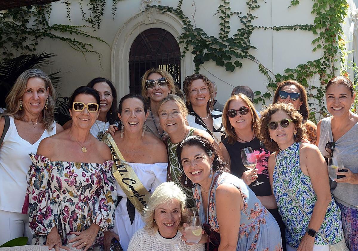 Invitadas al cumpleaños de Cuchita Lluch, que llevaba un vestido blanco y una banda por el aniversario.