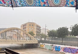 Playas inundadas en Gandia, alcantarillado desbordado y corte de calles tras una tromba que ya supera los 200 litros