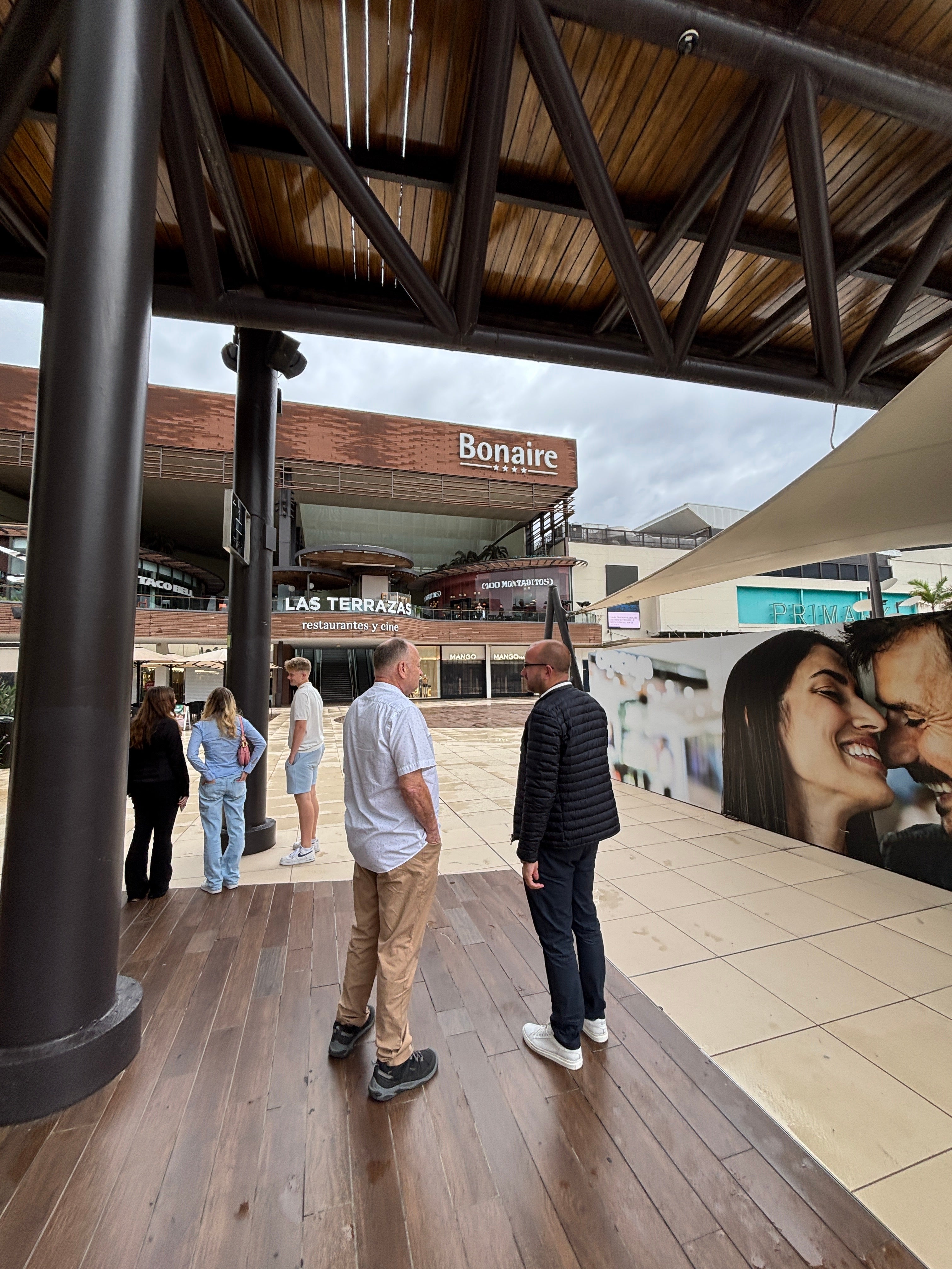 Un grupo de turistas extranjeros, de los pocos visitantes este lunes al Bonaire.
