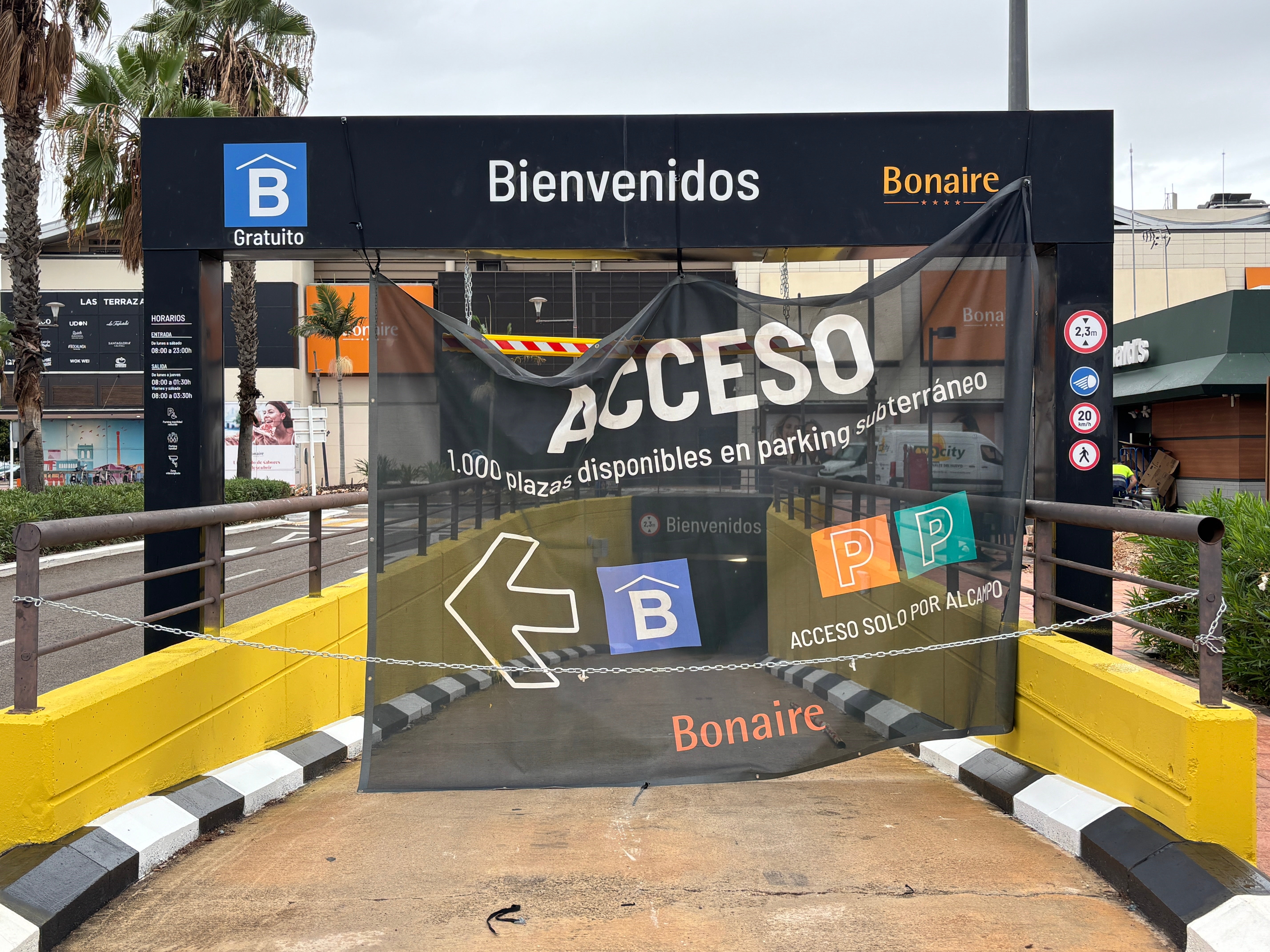 Una de las entradas al túnel subterráneo, cerrada.