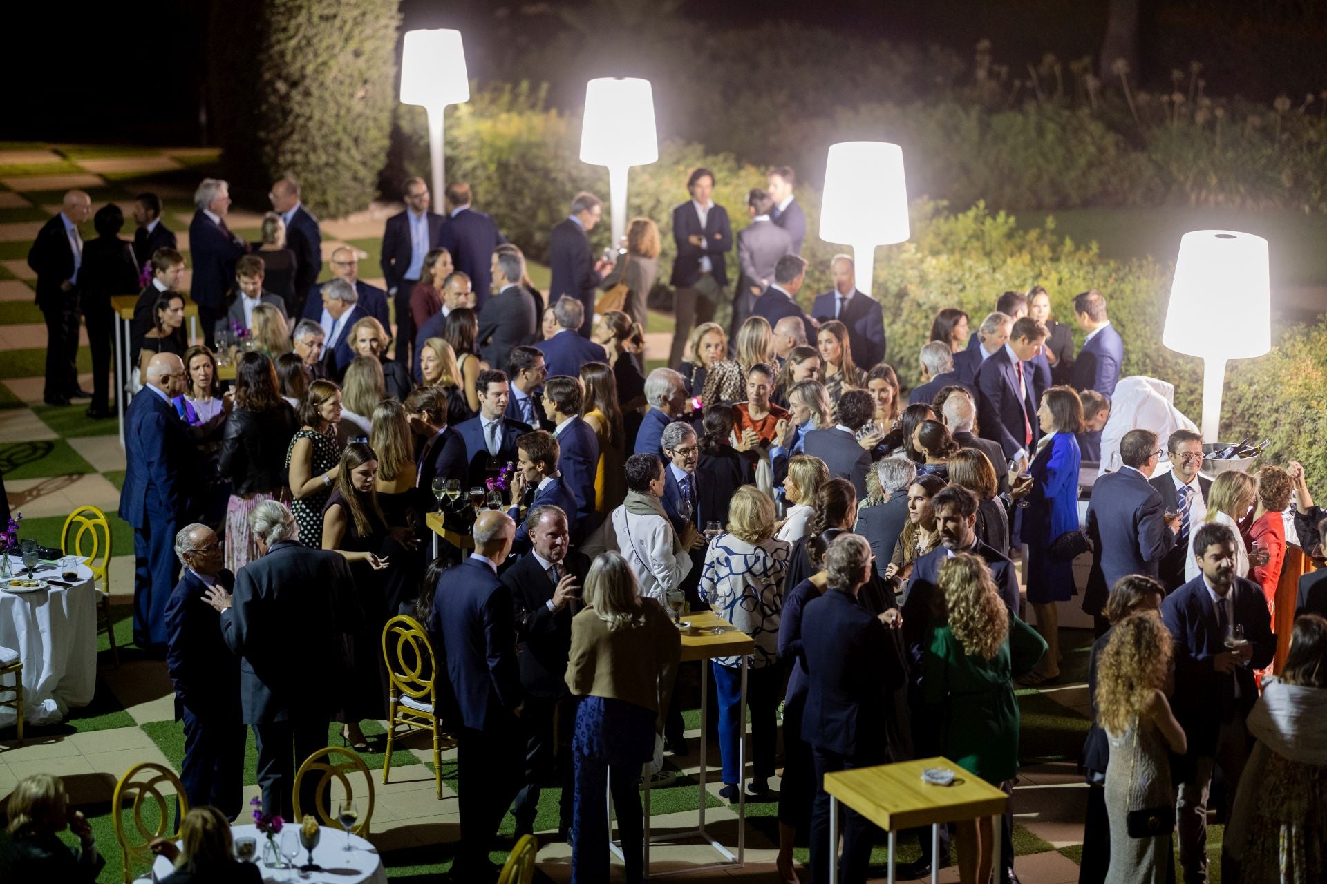 Asistentes a la cena benéfica en el hotel Las Arenas.
