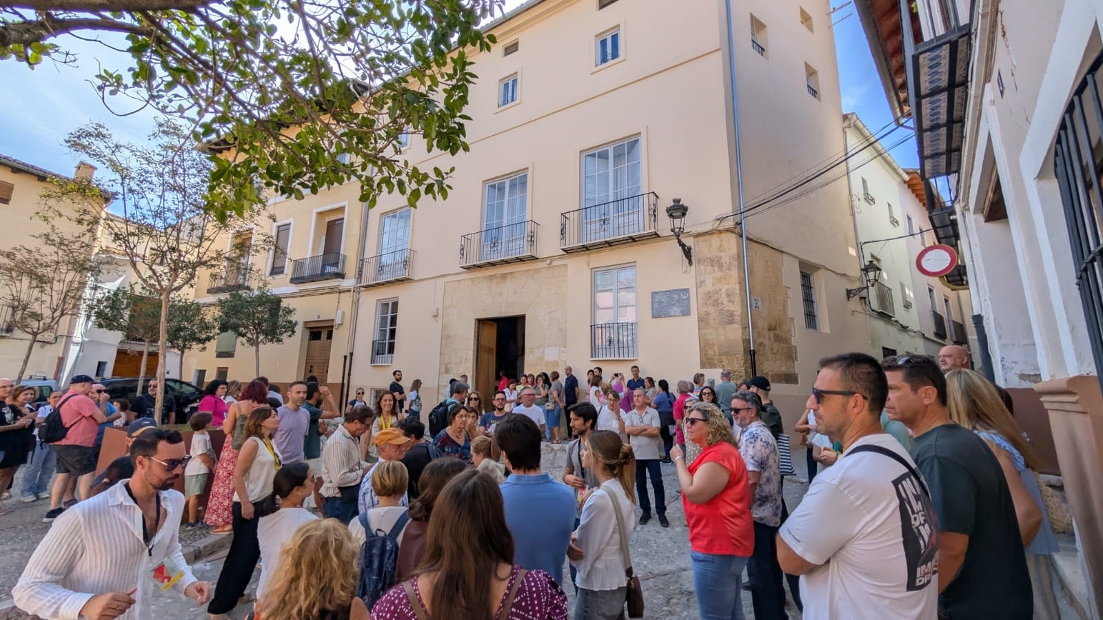 Ciudadanos esperando para visitar la casa vitalicia de Alexandre VI.