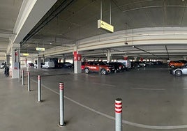 Vehículos aparcados este lunes en el parking superior de Ikea.