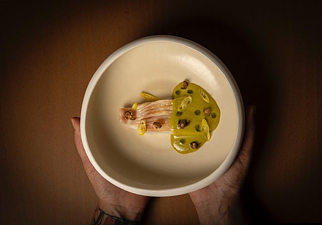 Raya curada con ligera meunière de piparras, en Simposio.