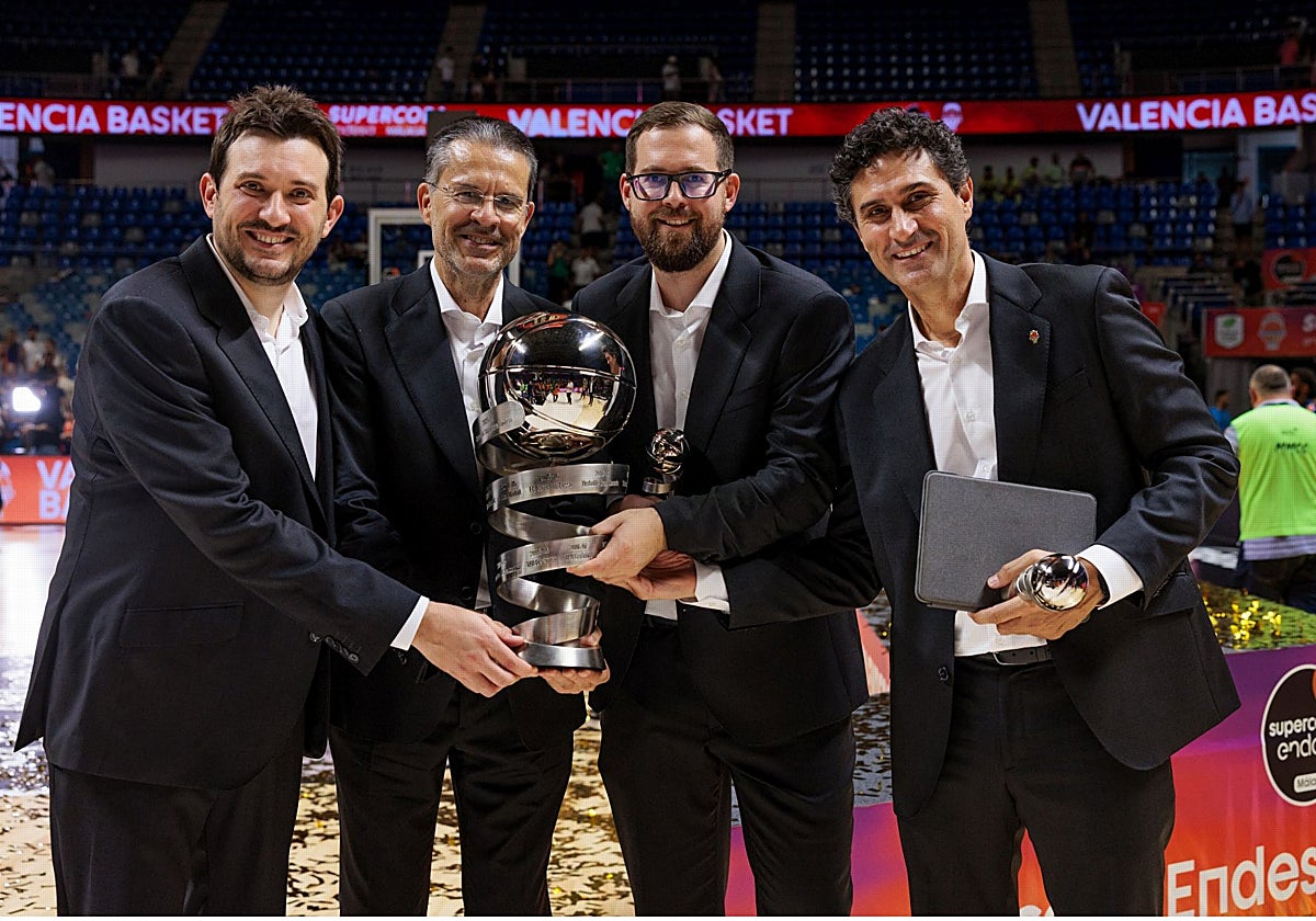 Xavi Albert, Pedro Martínez, Adrian Kovacs y Juan Maroto, con el trofeo de la Supercopa.
